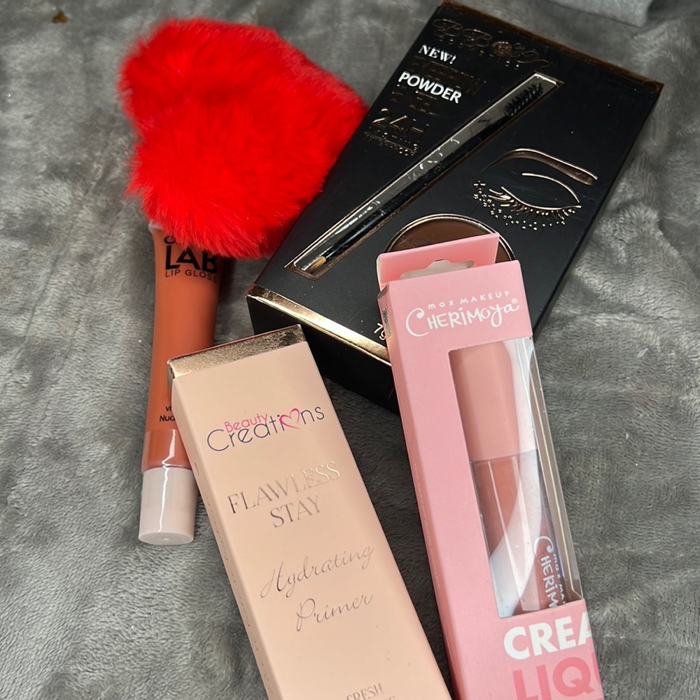 Makeup bundles ☺️ contains very thing you see in the picture☺️